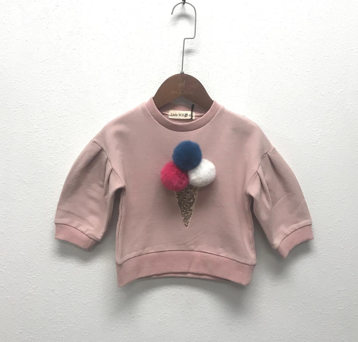 Suéter color crema con pompones y rubor